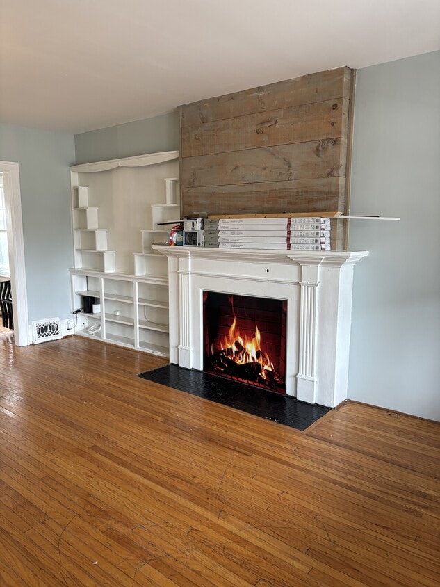 Primary Photo - 329 Christina St N