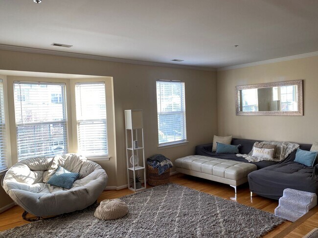 Building Photo - Stunning 3 BR/3 BA Townhome in Odenton!