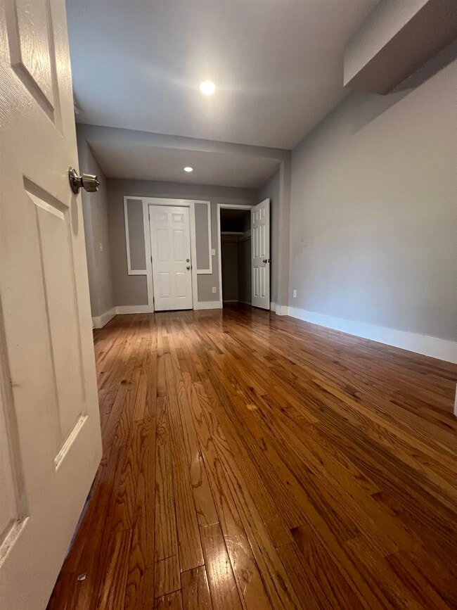 Building Photo - 439 Mallory Ave