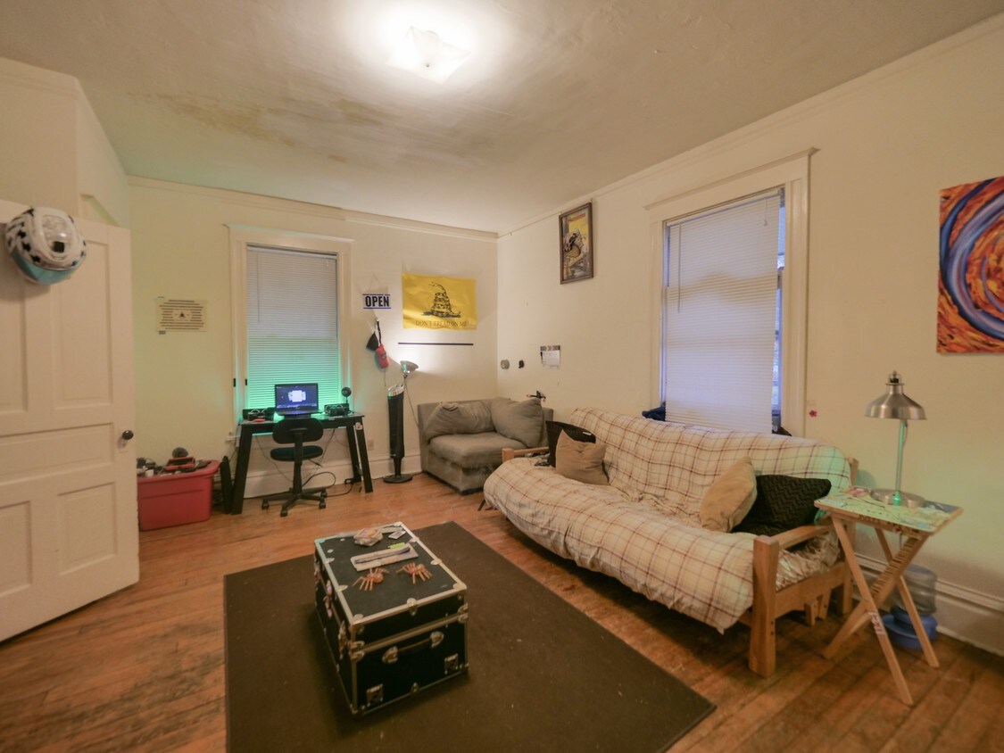 Primary Photo - 1100 Louisiana St