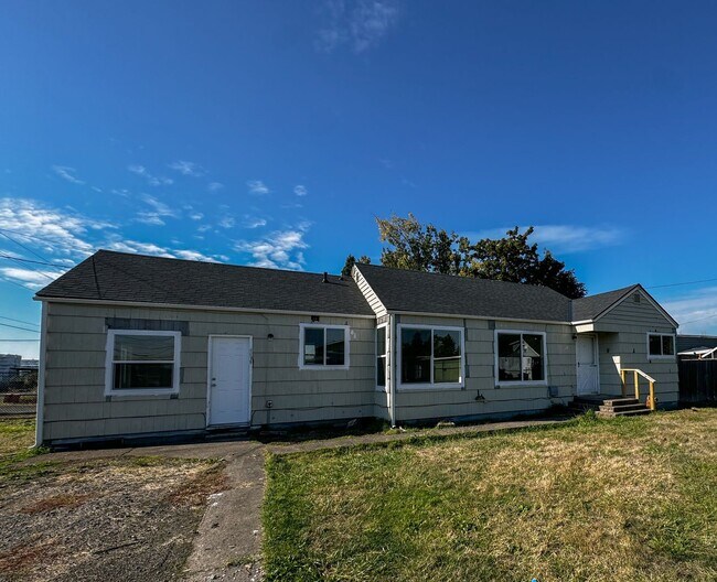 Foto del edificio - Newer Remodeled 2 Bed, 1.5 Bath – Private & Tucked Away Gem