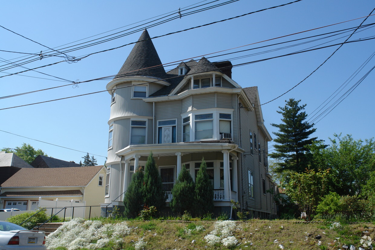 Building Photo - 77 Gordon St