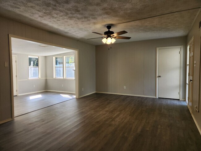 Foto del edificio - Charming 3 Bedroom 1 Bathroom home in Midt...