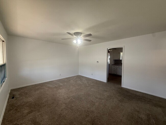 Foto del edificio - 3 Bed 1 Bath with Bonus Room Coming Soon!