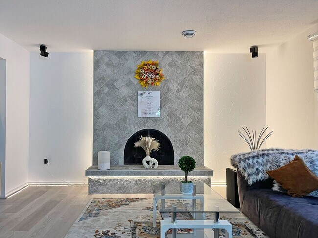 Foto del edificio - Sparkling Newly Remodeled Beauty with Fenc...