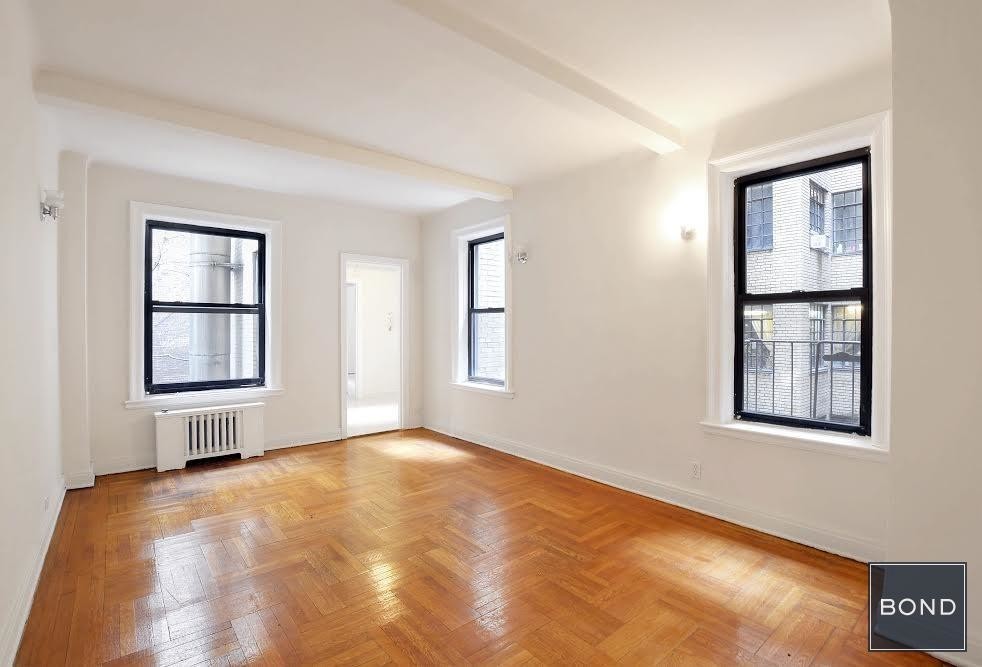 Primary Photo - 201 E 35th St