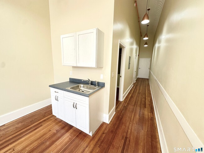 Building Photo - 105 Bank St