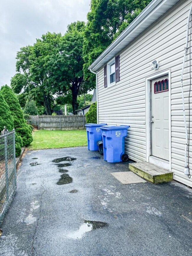 Building Photo - 2 bedroom in Lincoln RI 02865