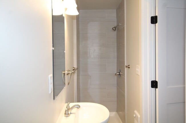 Foto del edificio - Beautifully remodeled and completed efficiency studio. FREE MONTH OF RENT!*