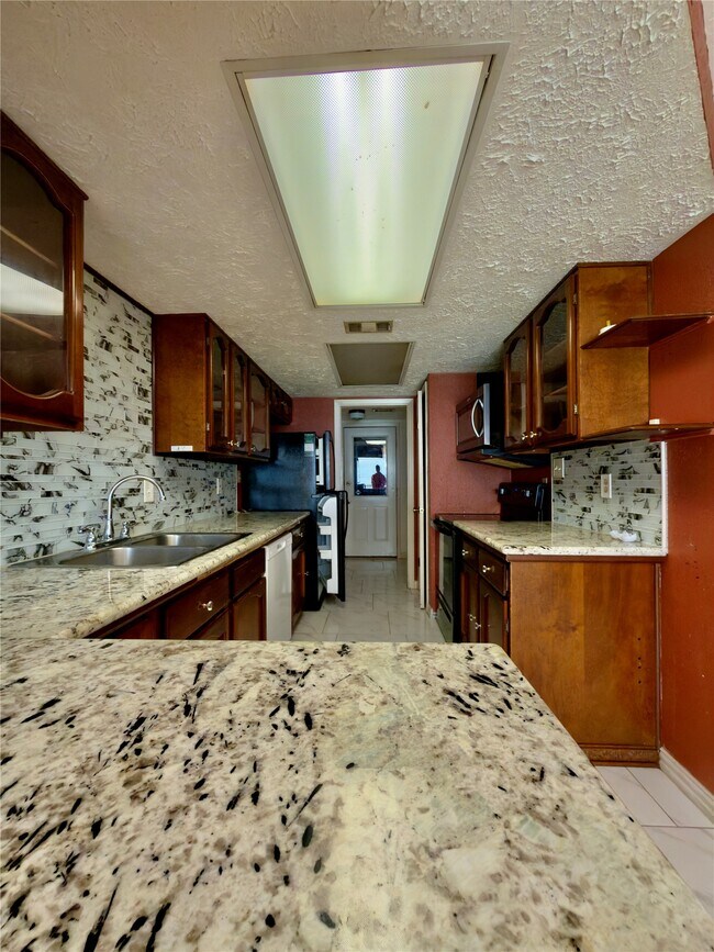 Foto del edificio - 23115 Bright Star Rd