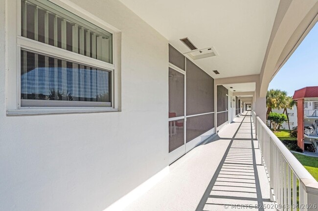 Building Photo - 581 Blue Heron Dr