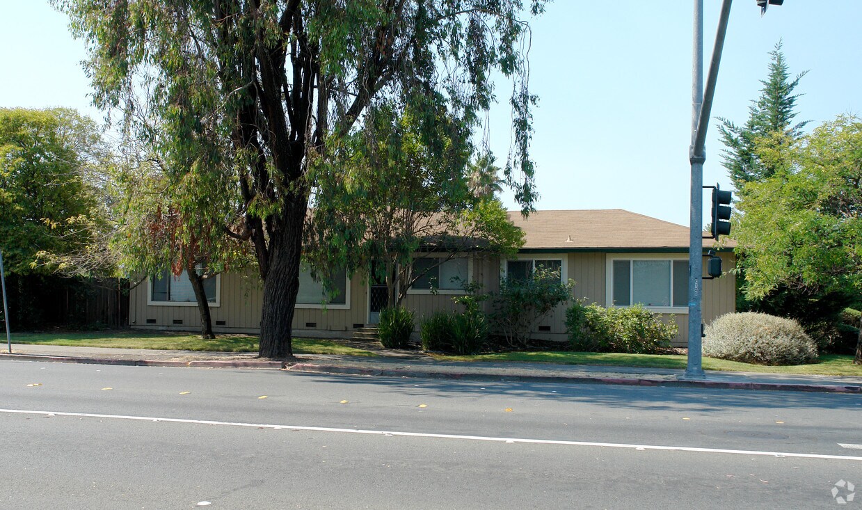 Building Photo - 1601 Yulupa Ave