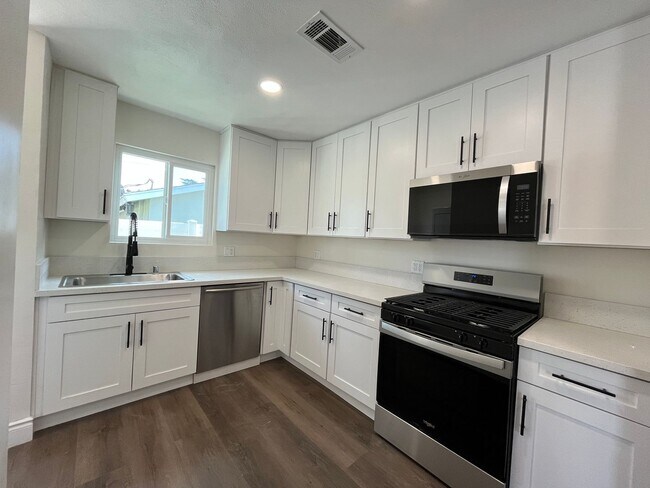 Foto del edificio - Upgraded West Hills 3+2, READY FOR MOVE-IN!