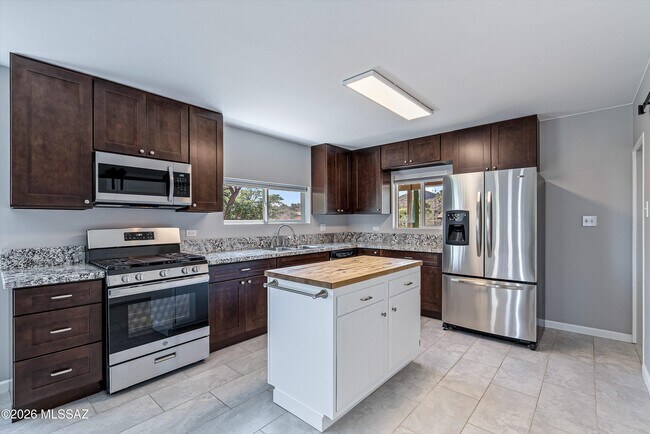 Foto del edificio - 730 N Robles Rd