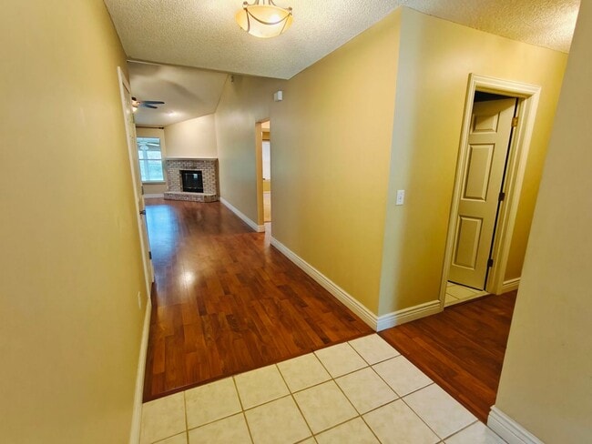 Foto del edificio - Charming 3 bedroom, 2 bath Fleming Island Home with Fireplace, Sunroom & Fire Pit!