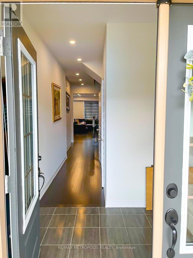 Building Photo - 565 Barons St