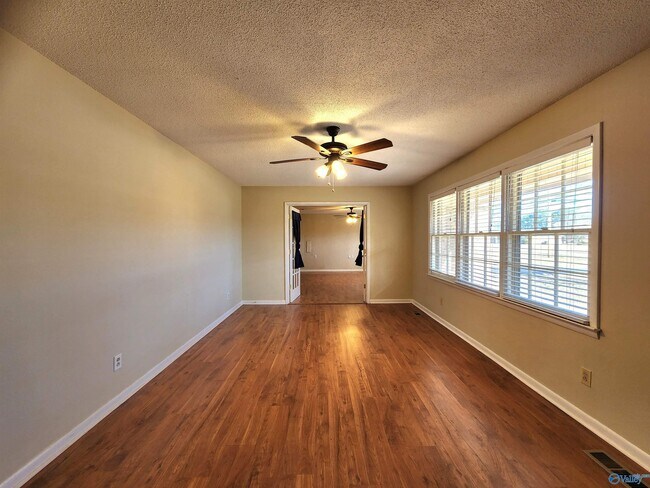 Foto del edificio - 6107 Trailwood Dr