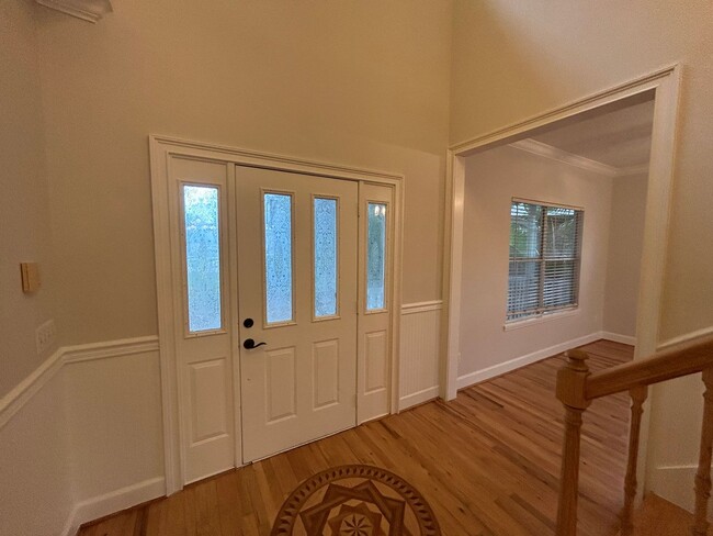 Building Photo - Spacious and Perfectly located 4/2 home in...