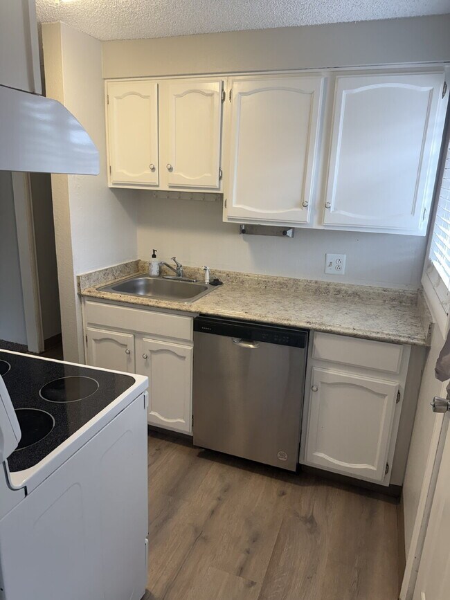 Building Photo - "Chic 2-Bed Haven in Englewood – Modern Comfort on South Fox St!"