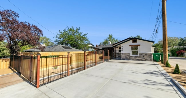 Building Photo - 730 W Pueblo St