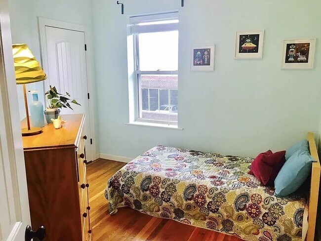 Building Photo - Central BU Location. In-Unit Washer and Dryer, Eat-in Kitchen, New Kitchen, Large Bedrooms