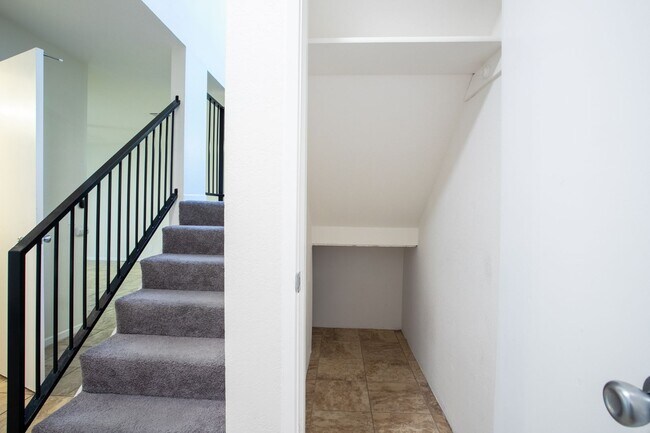 Building Photo - 28525 Ave. La Paz