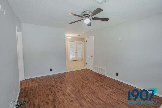 Foto del edificio - 1618 Village Dr