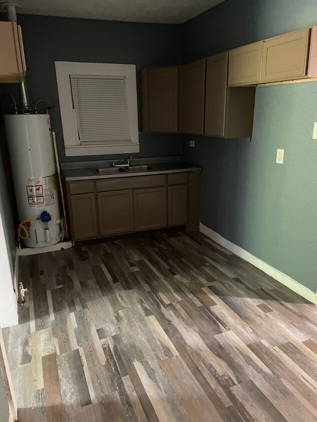 Building Photo - 2 Bedroom 1 Bath House available for move in.