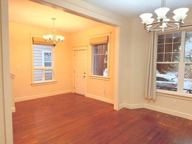 Foto del edificio - 4 Bed/2Bath Classic Craftsman on N Williams Ave