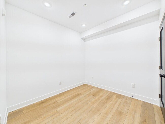 Building Photo - Bright modern 1 bedroom available now