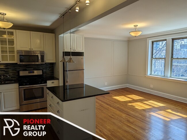 Building Photo - 546 W Surf St