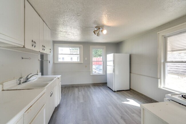 Building Photo - 491 Allyn St
