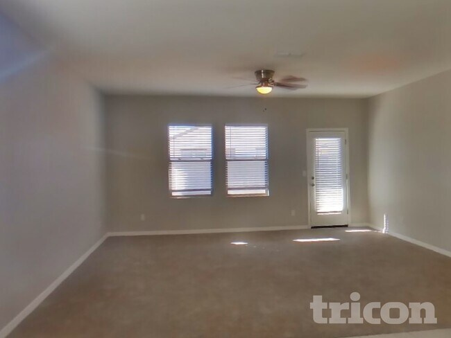 Foto del edificio - 35381 W Santa Clara Ave