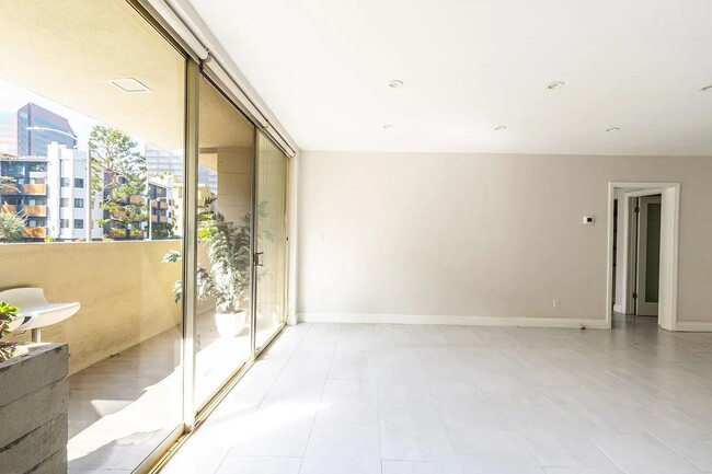 Foto del edificio - Wonderful Westwood Two Bedroom Condo Immed...