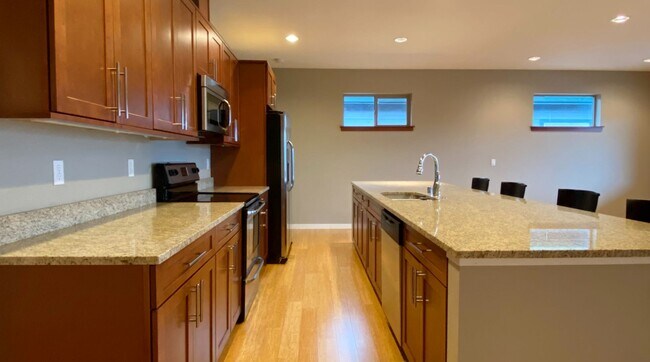 Building Photo - Upper Level Living