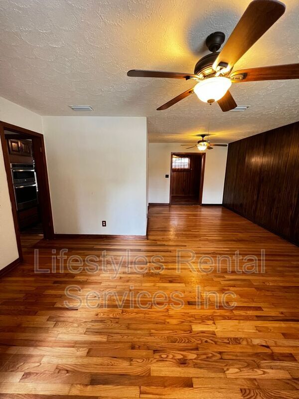 Building Photo - 5556 Moret Dr E
