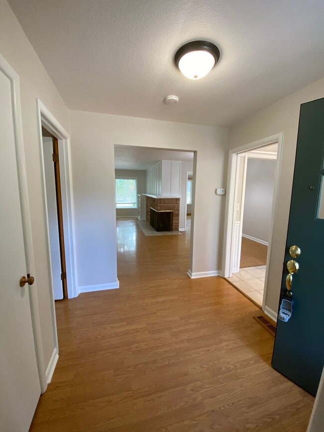Foto del edificio - Stylish & Spacious 4-Bedroom Home in SE Sa...