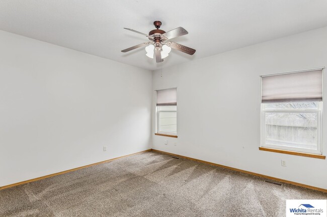 Building Photo - Spacious 4 bed 3 bath Home in Derby School...