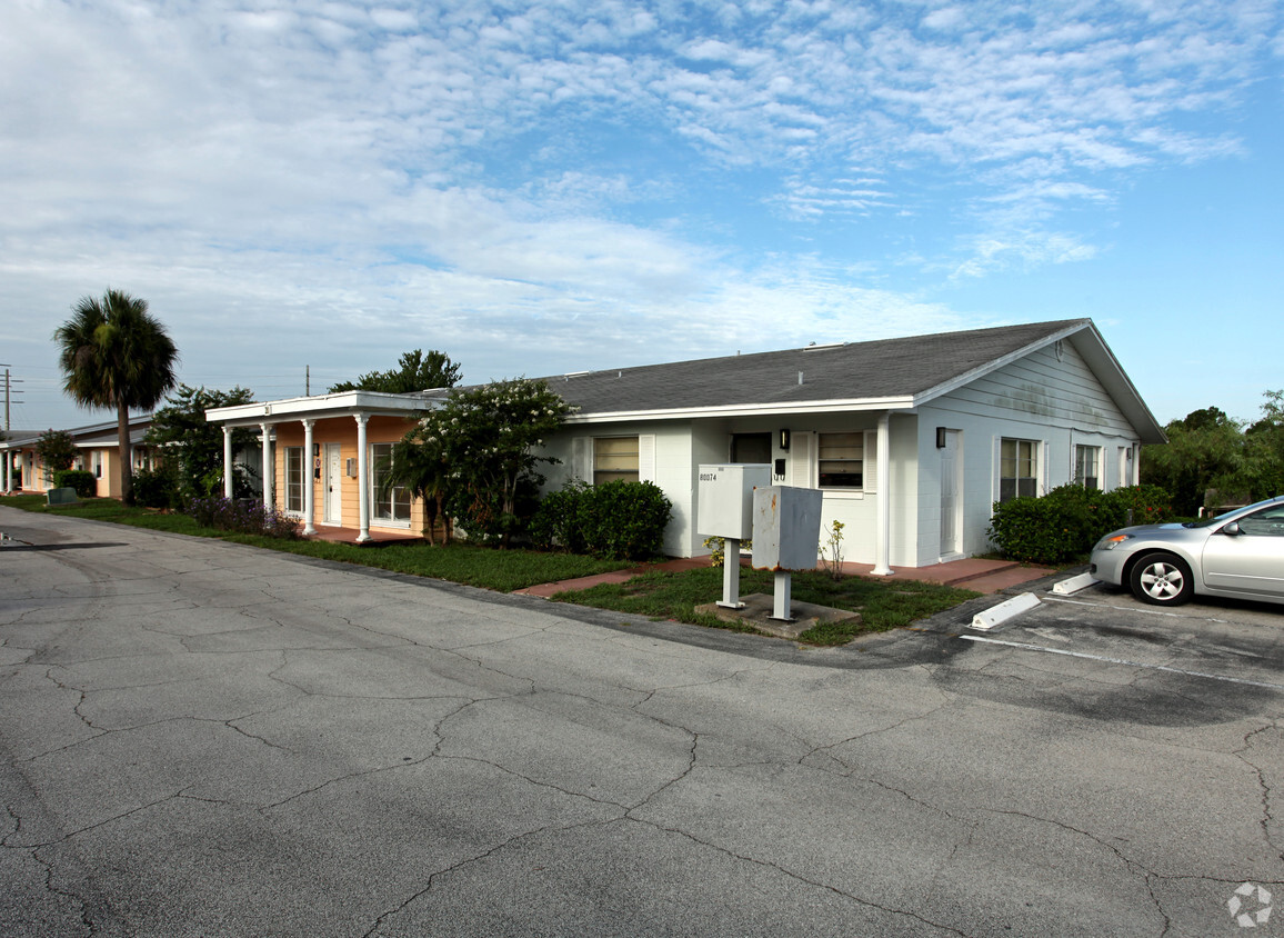 Building Photo - Royal Oak Condominiums