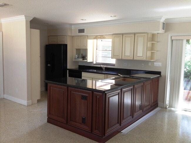 Building Photo - 4464 NE Skyline Dr