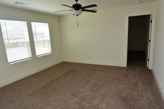 Foto del edificio - Almost Brand New 4 bedroom home in great South East Visalia neighborhood with Solar