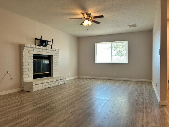 Building Photo - Please contact Vaughn Realty to set up an ...