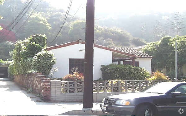 Primary Photo - 2624-2628 1/2 N Beachwood Dr