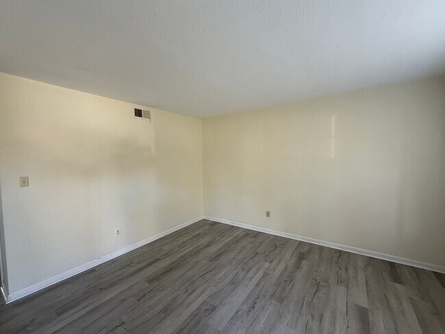 Foto del edificio - Two bedroom, 1.5 bath in Graham--McAden Place