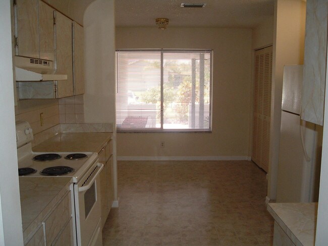 Building Photo - 657  White Water Drive