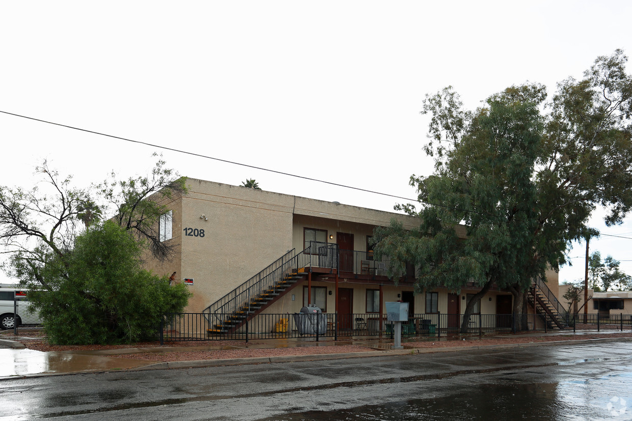 Primary Photo - 1202 N Catalina Ave