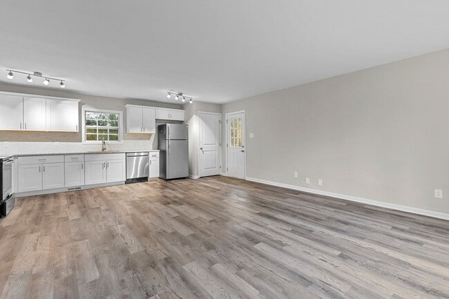 Building Photo - ** COMING SOON ** Charming, updated single family home!