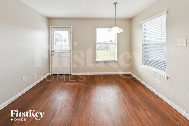 Building Photo - 811 Sun Prairie Dr