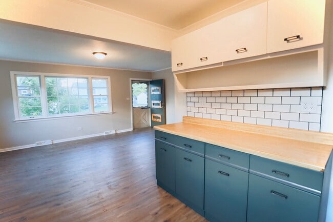 Building Photo - 423 Lawrence Ave