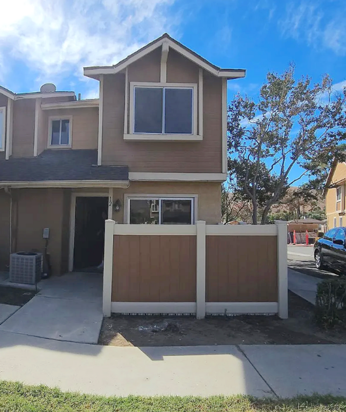 Foto principal - Beautiful 3 BD, 2BA Townhome Near Cal Stat...